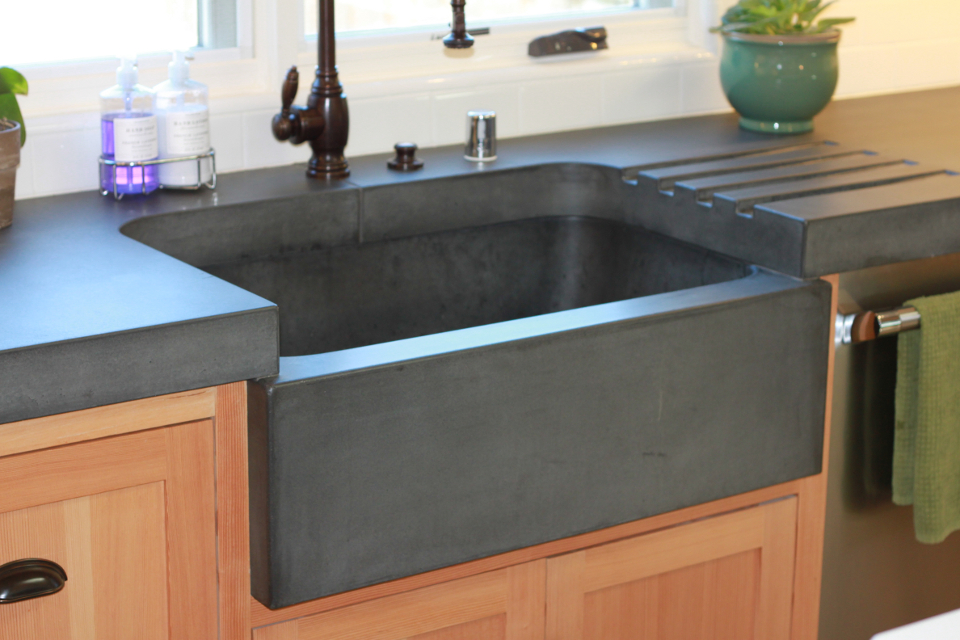 Farmstyle sink with integral drainboard